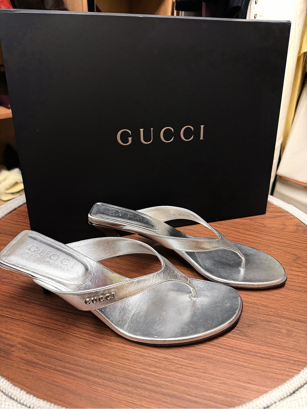 Gucci Vittoria Metallic Leather Thong Sandals Silver US 7 1/2